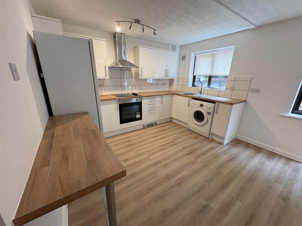 Property photo 2 of 9 Kitchen.Jpg
