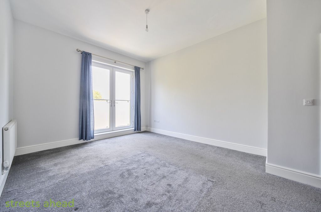Property photo 3 of 17 c16Fd8F1-De79-4F3...