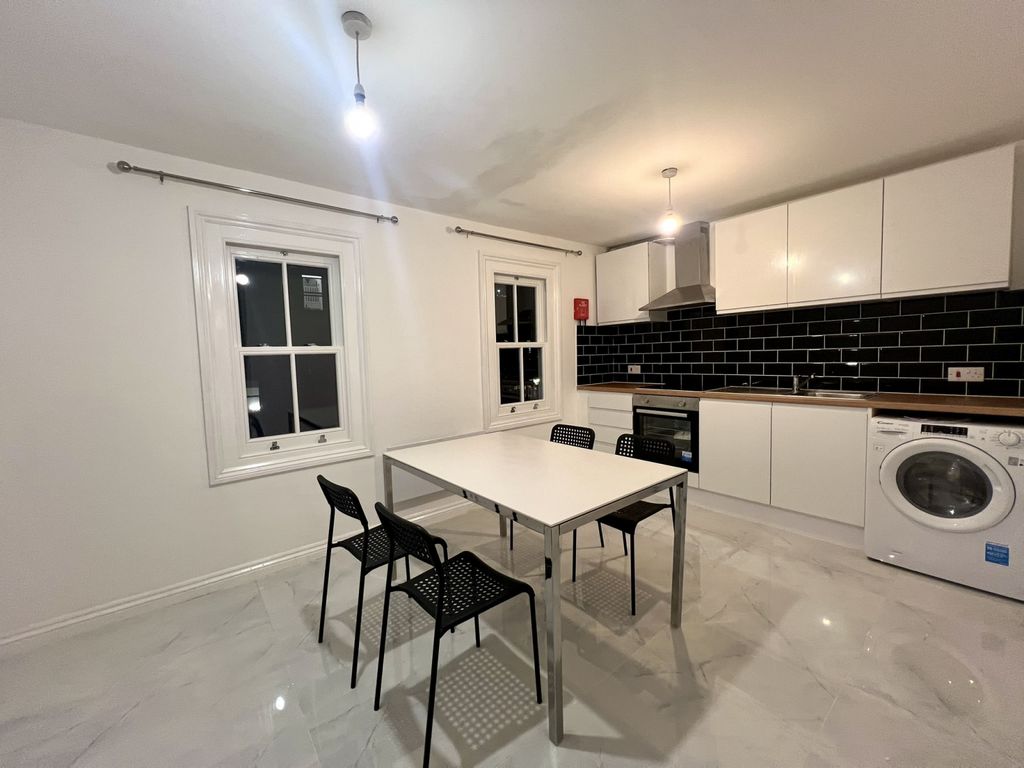 Property photo 1 of 13 3 Bedroom Flat To Rent In Battersea, Clapham Junction, London