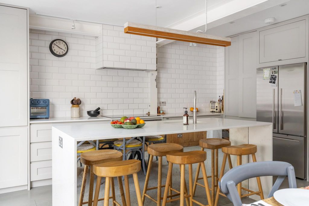 Property photo 3 of 17 Image