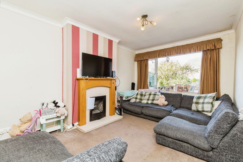 Property photo 3 of 14 Lounge