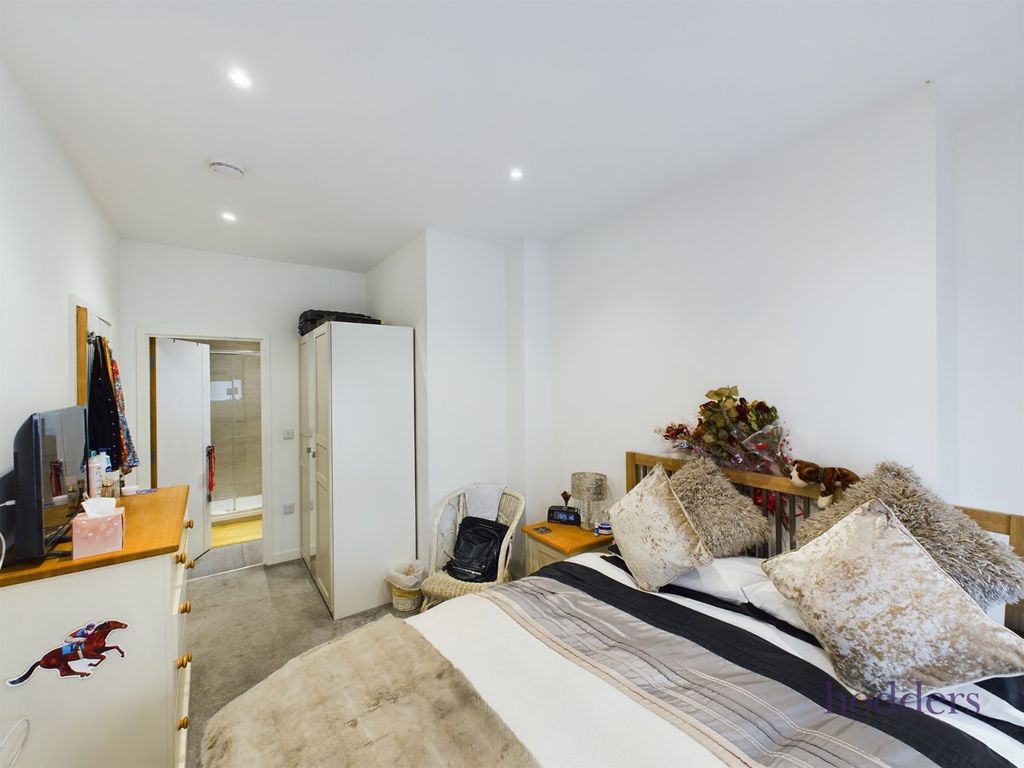 Property photo 2 of 13 Picture No. 17