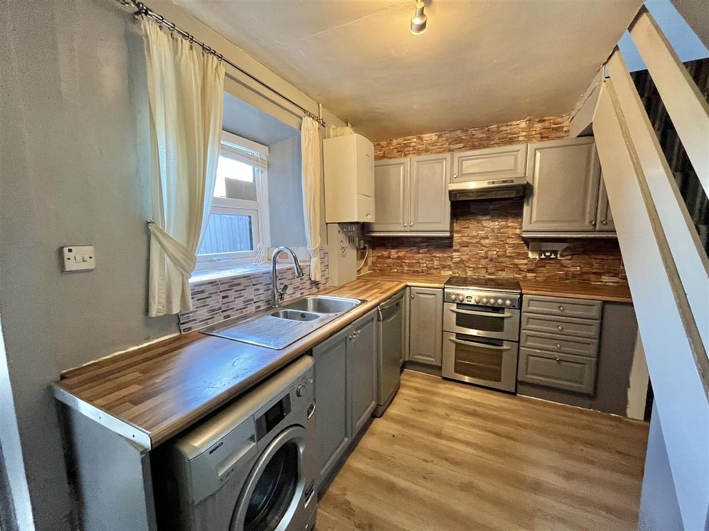 Property photo 3 of 9 Kitchen