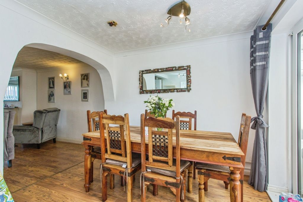Property photo 3 of 18 Dining Room