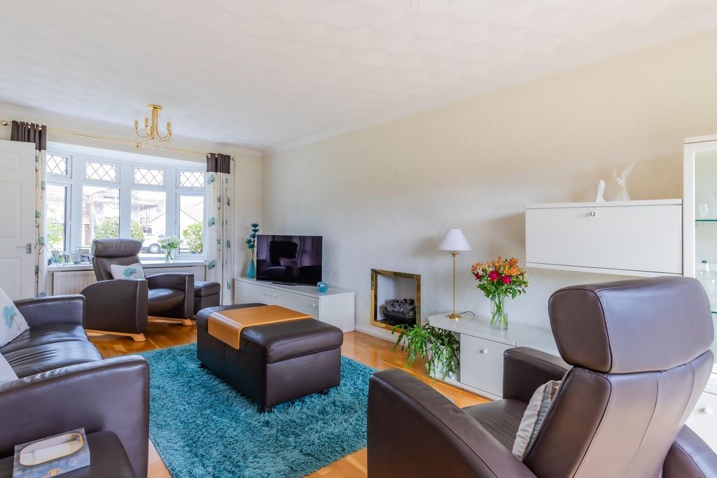 Property photo 2 of 28 Lounge