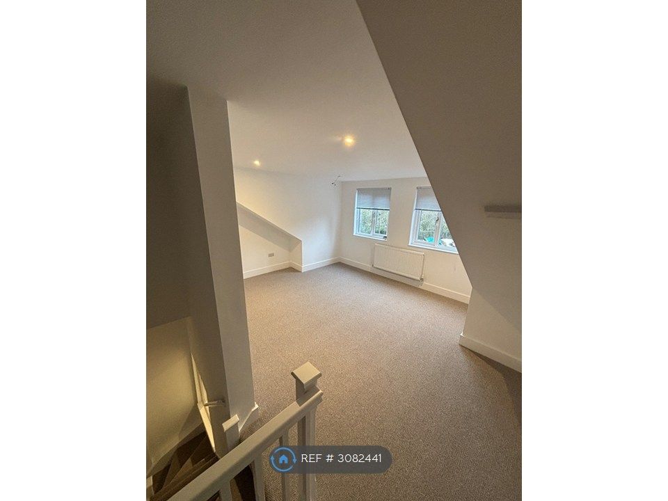 Property photo 1 of 16 Spacious Master Bed In Dormer Loft Conversion