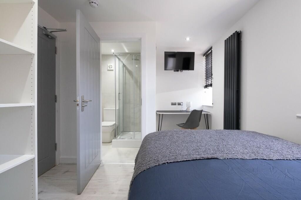 Property photo 3 of 14 A Modern And Well-Lit Double Bedroom Featuring A S...