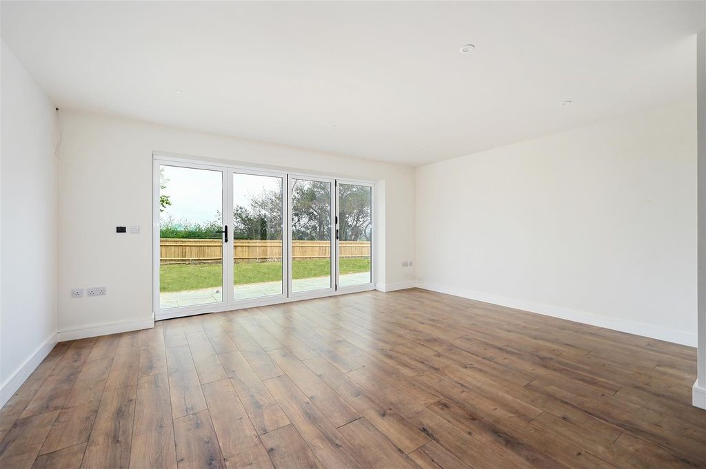 Property photo 3 of 40 Winchelsea Road Tn 35 (43).Jpg