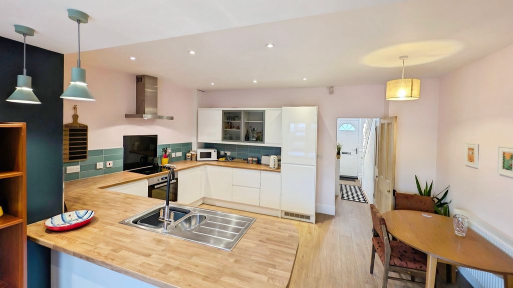 Property photo 3 of 28 Pbox-Img.Jpg