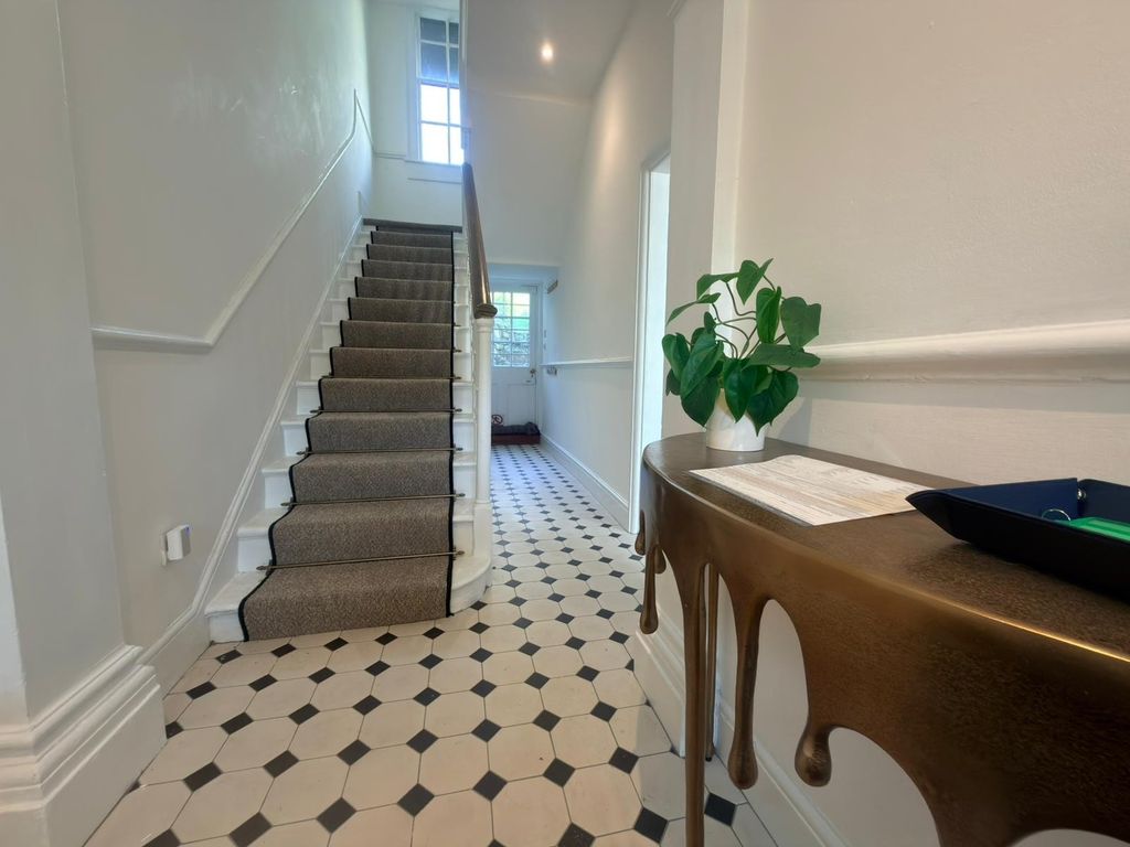 Property photo 2 of 10 Hallway