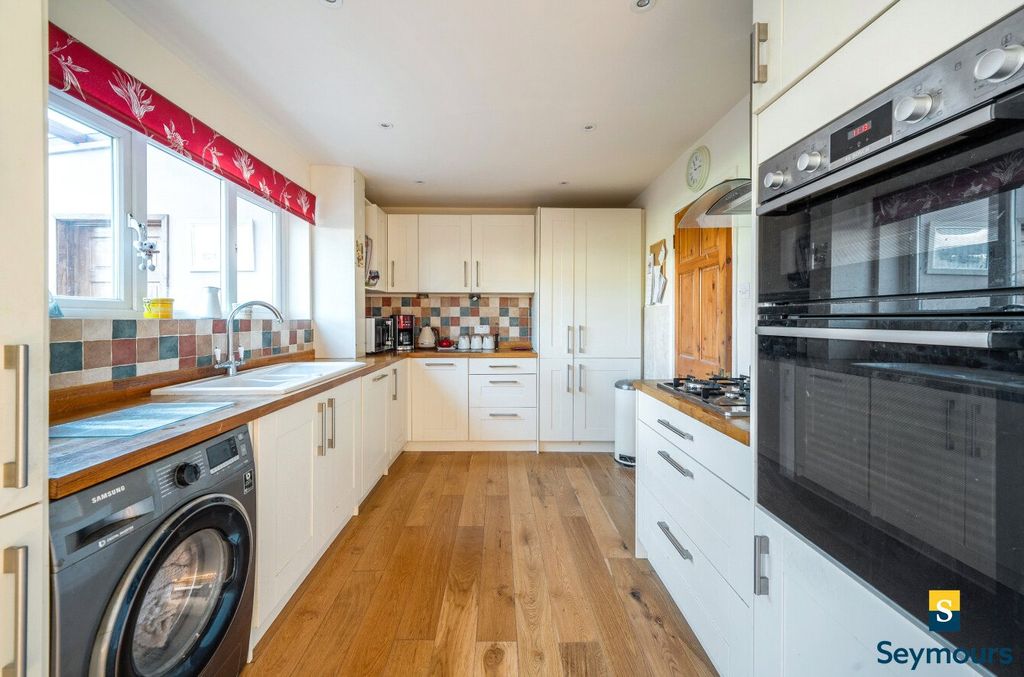 Property photo 3 of 16 Kitchen