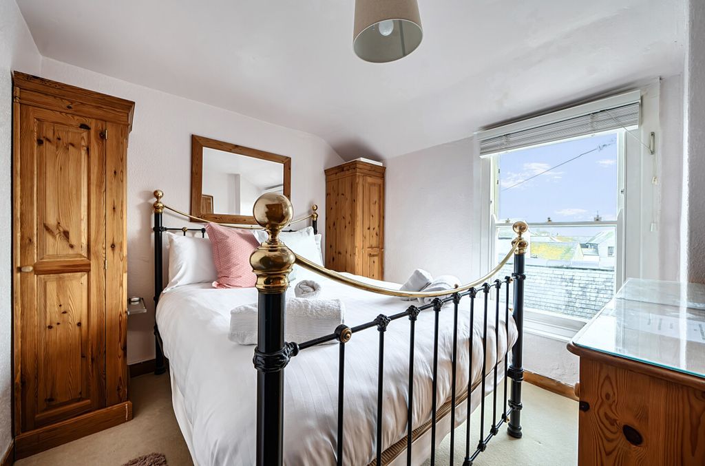 Property photo 3 of 18 1411126-11-698dc9...