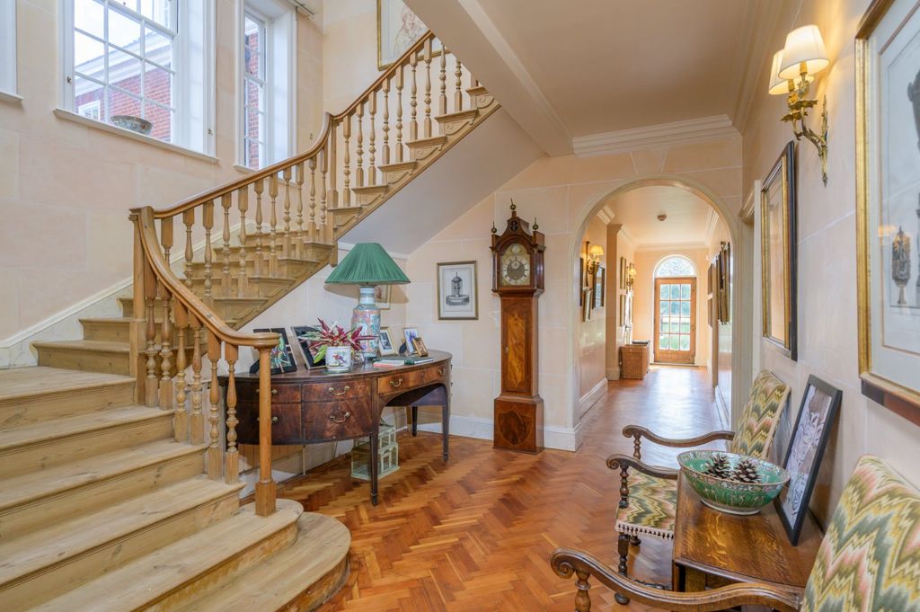 Property photo 3 of 12 Hall