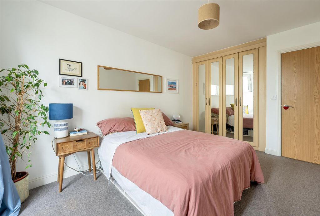 Property photo 3 of 17 Martello Street, E8