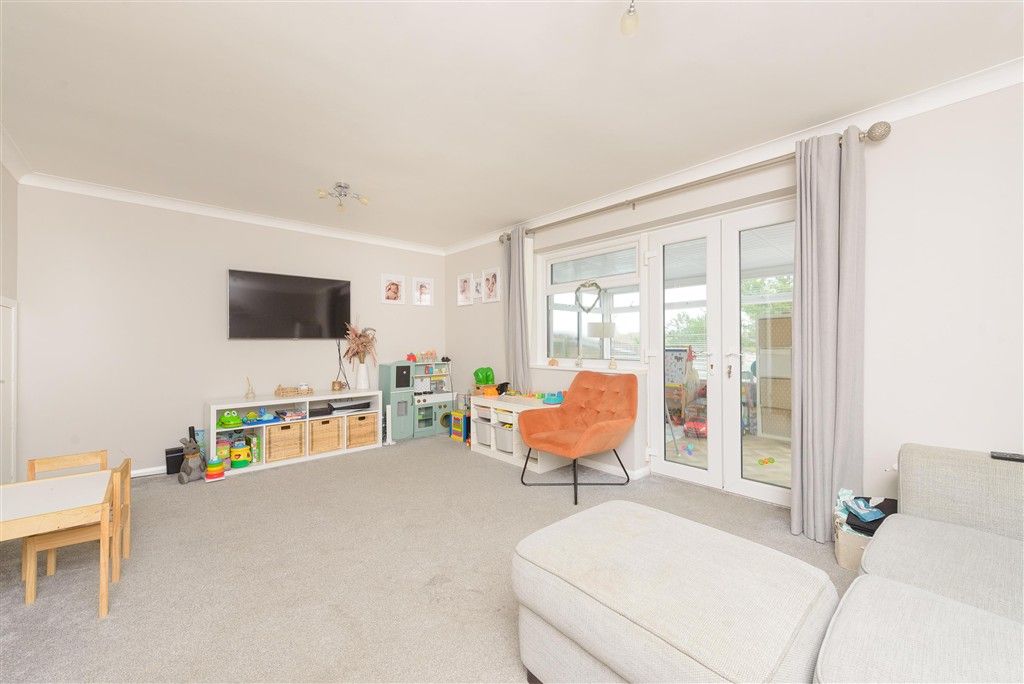 Property photo 2 of 11 Lounge