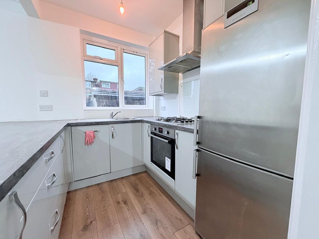 Property photo 2 of 8 Kitchen