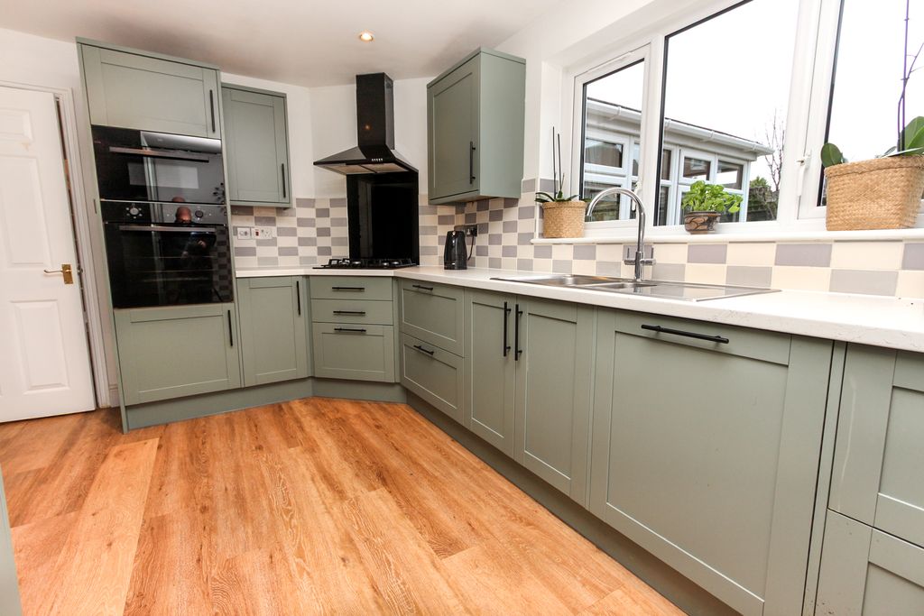 Property photo 3 of 19 Kitchen