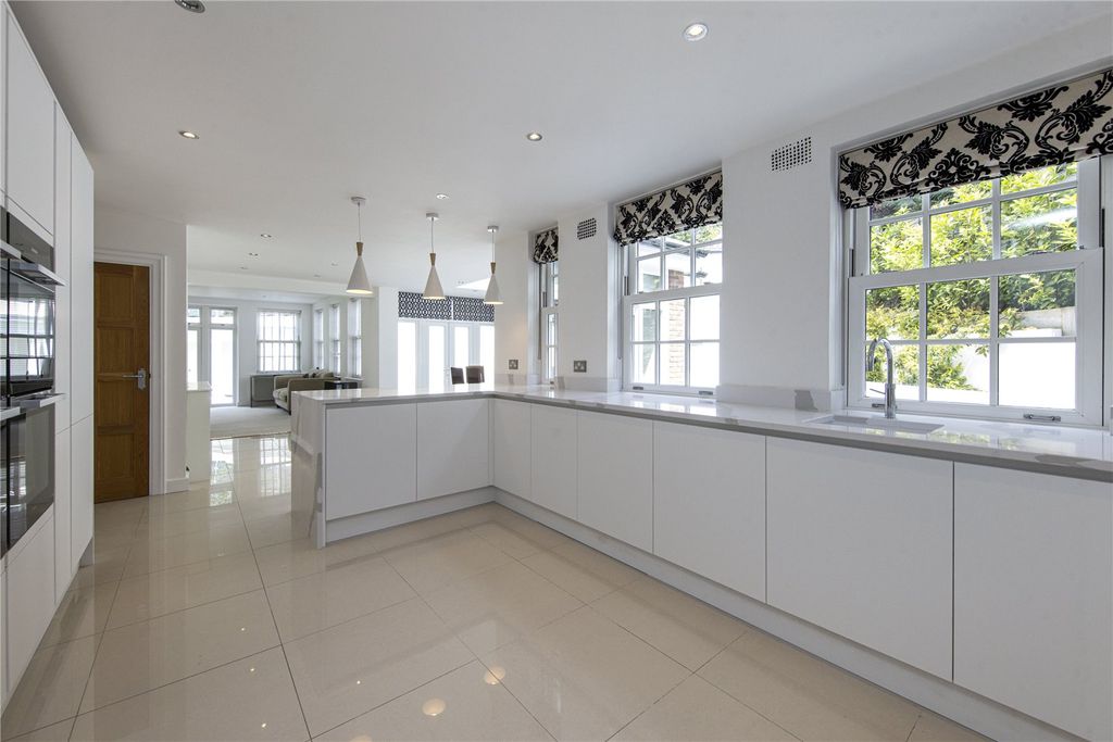 4 bed detached house for saleThe Downs, Leatherhead, Surrey KT22 photo 5