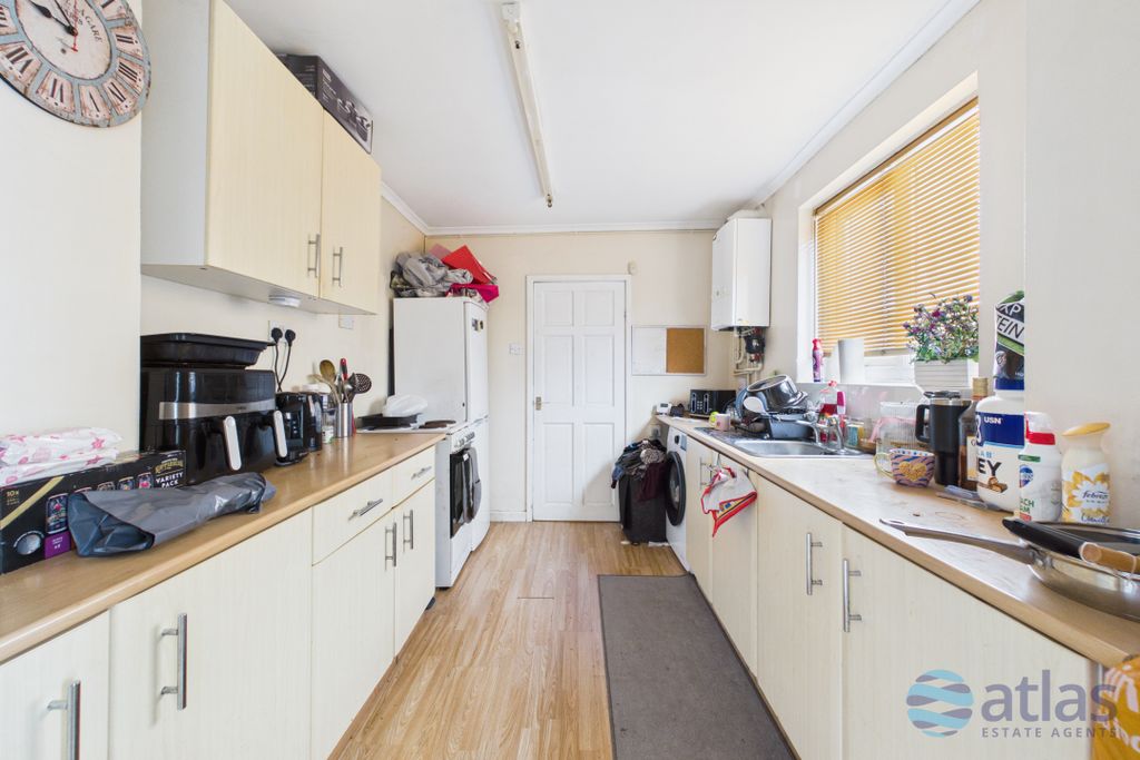 Property photo 3 of 12 Kitchen