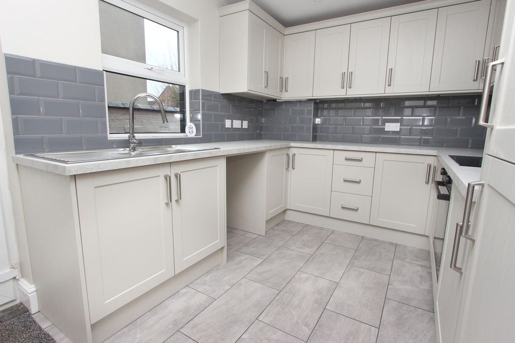 Property photo 3 of 11 Kitchen