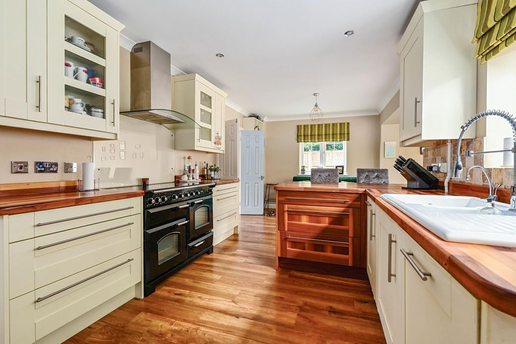 Property photo 3 of 18 Kitchen