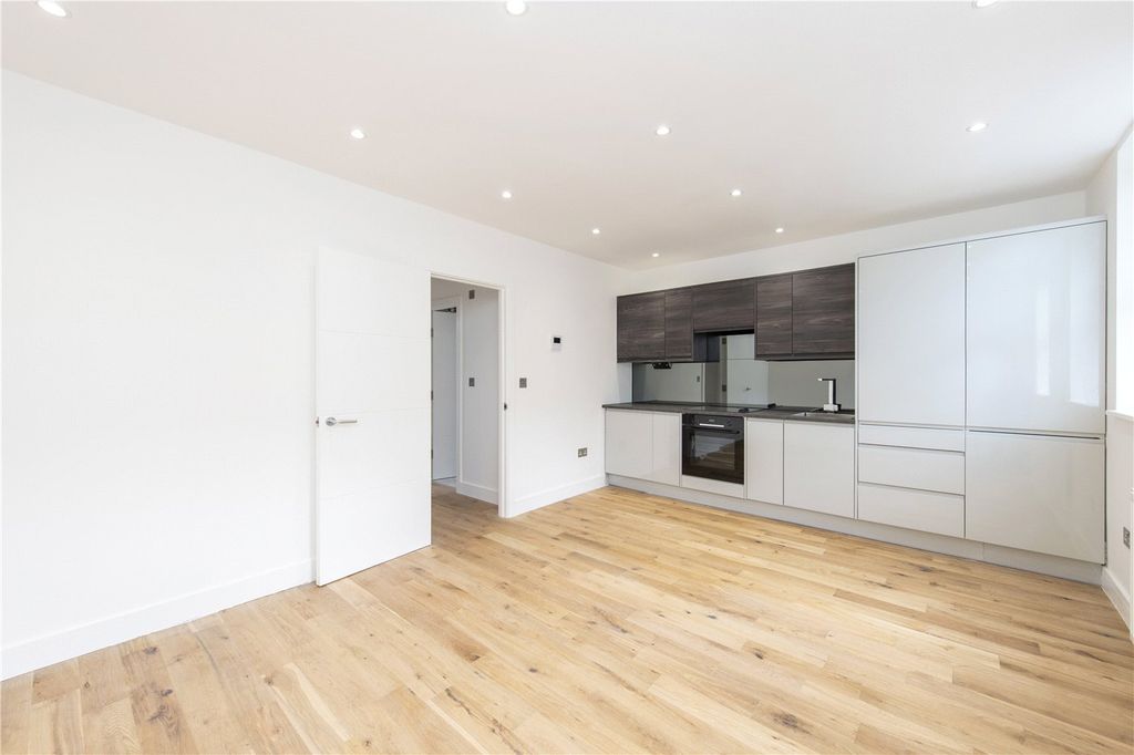 Property photo 1 of 9 Kitchen/Reception