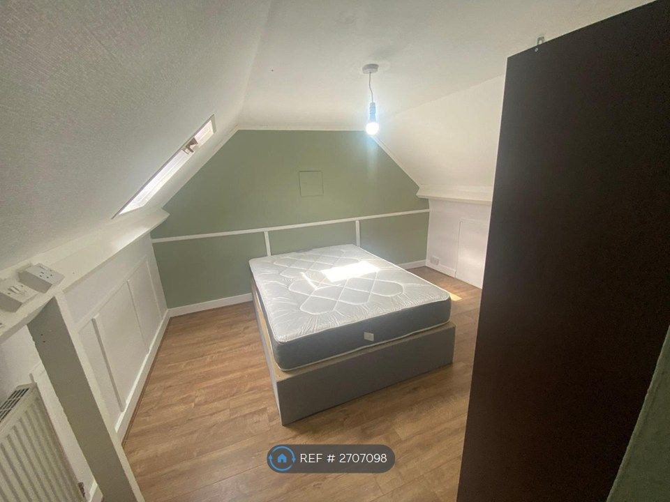 Property photo 3 of 7 Room 4