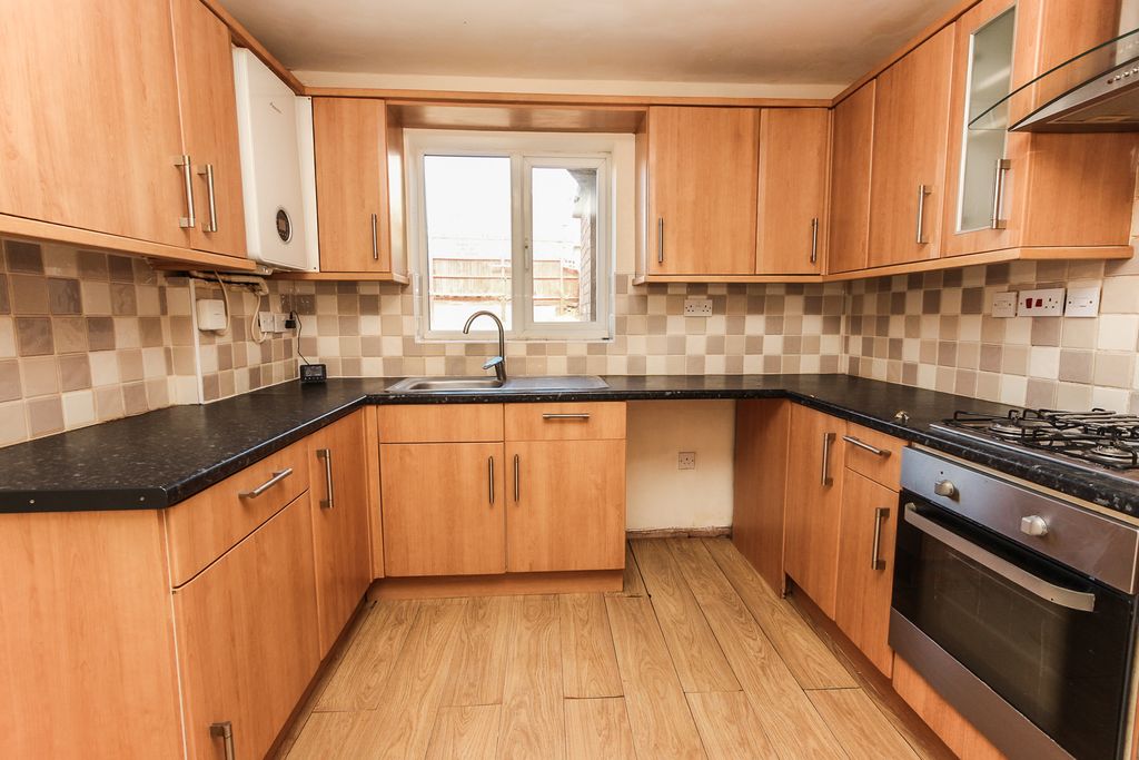 Property photo 2 of 8 Kitchen