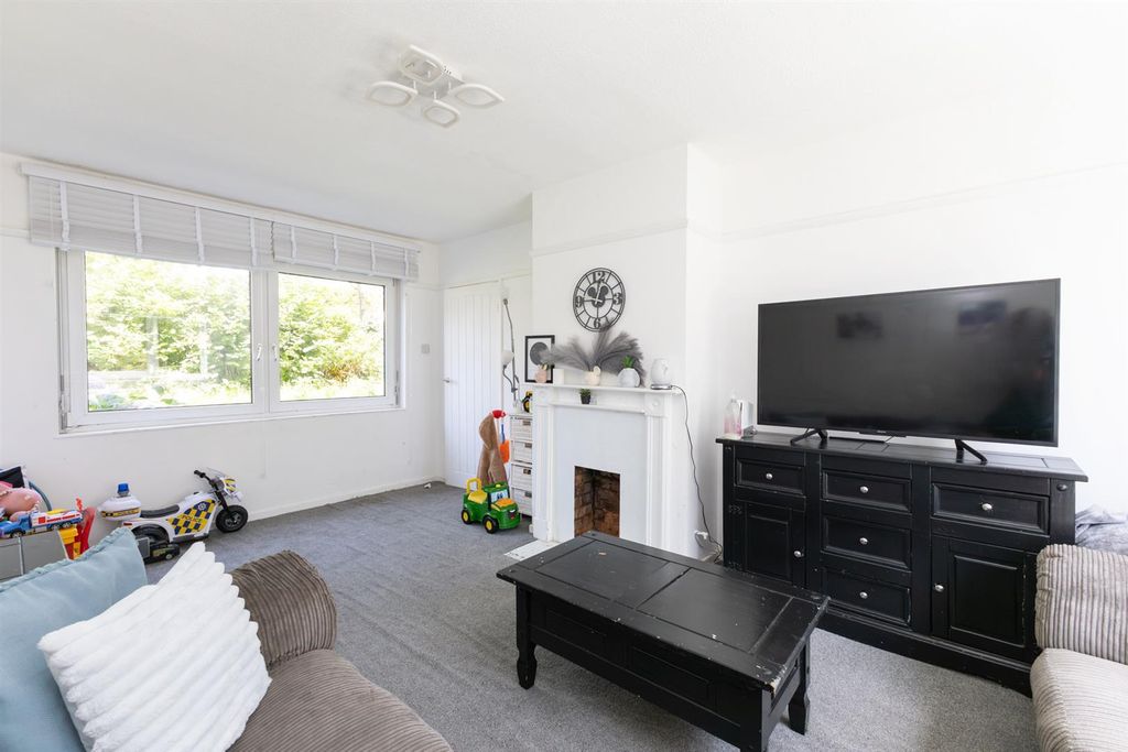 Property photo 1 of 14 Liing Room