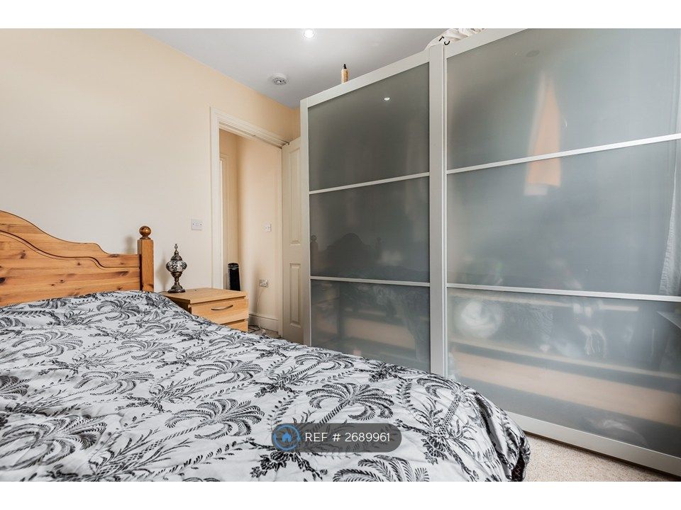 Property photo 3 of 10 Bed 1