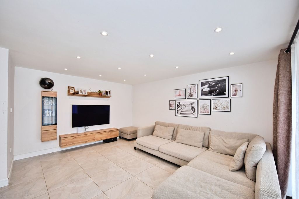 Property photo 2 of 20 Pbox-Img.Jpg