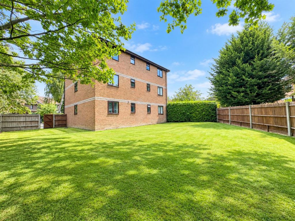Property photo 2 of 13 Communal Gardens