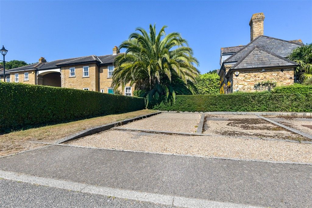 Property photo 2 of 13 Driveway/Parking