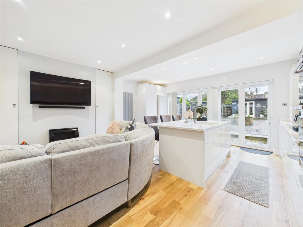 Property photo 2 of 11 Cam05080G0-Pr0219-Still013.Jpg