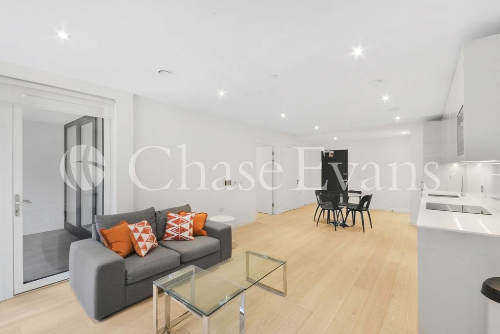 Property photo 3 of 10 Living