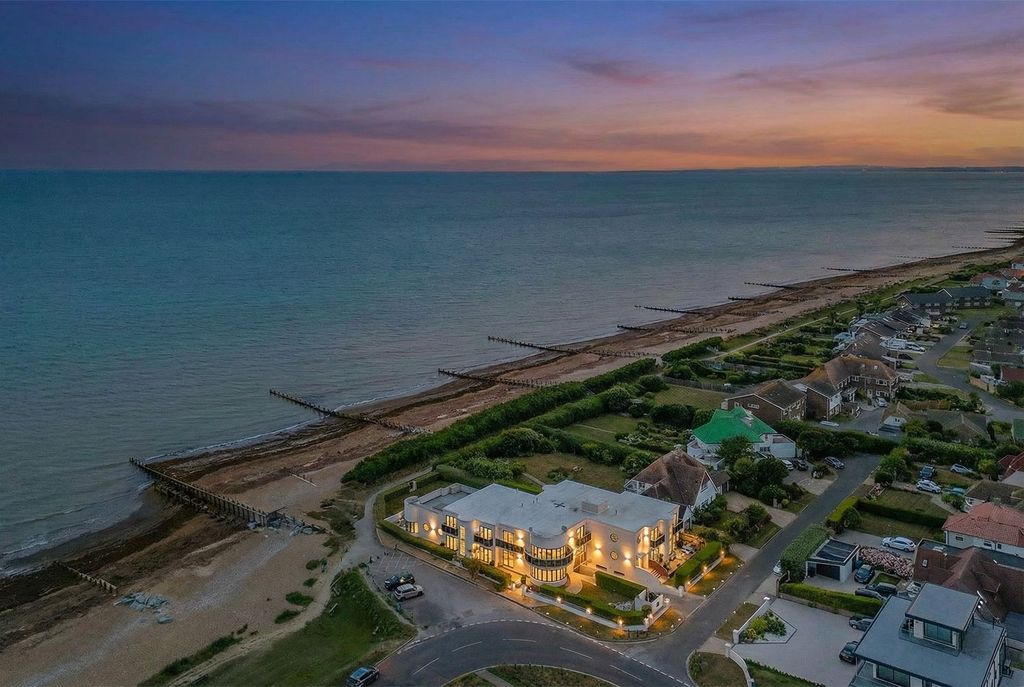 Property photo 1 of 18 Twilight