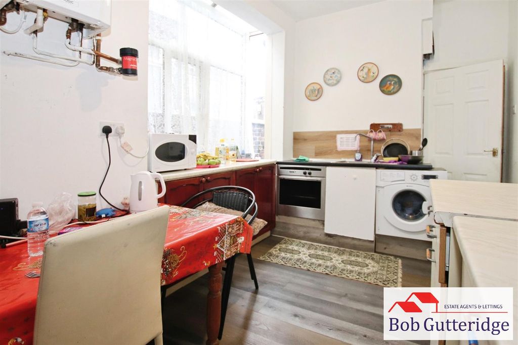 Property photo 3 of 19 Kitchen