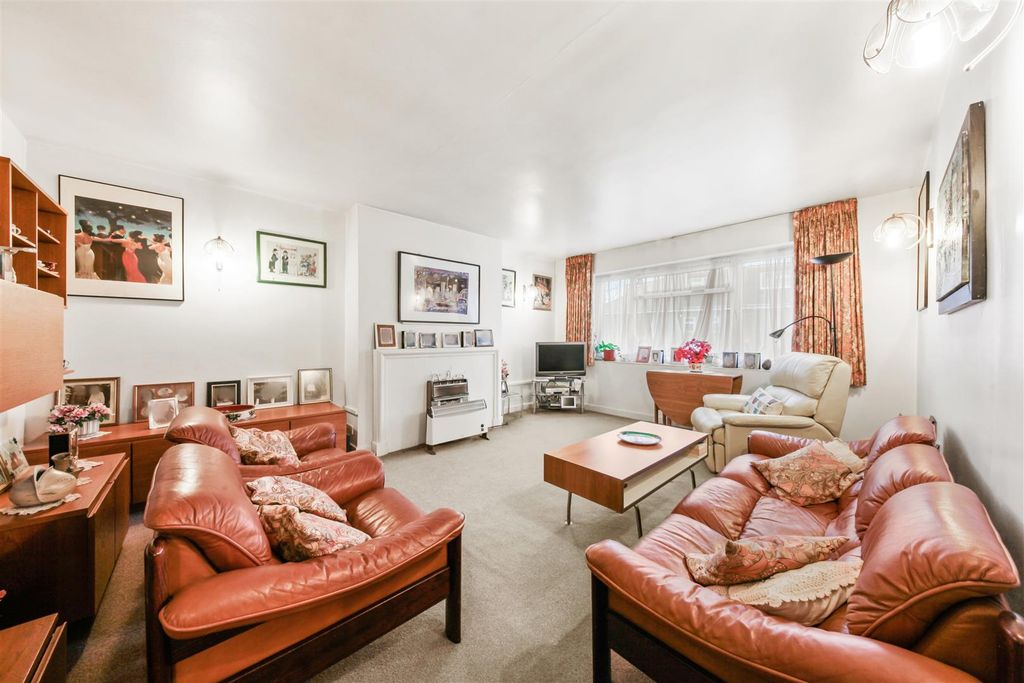 Property photo 3 of 11 Lounge.Jpg