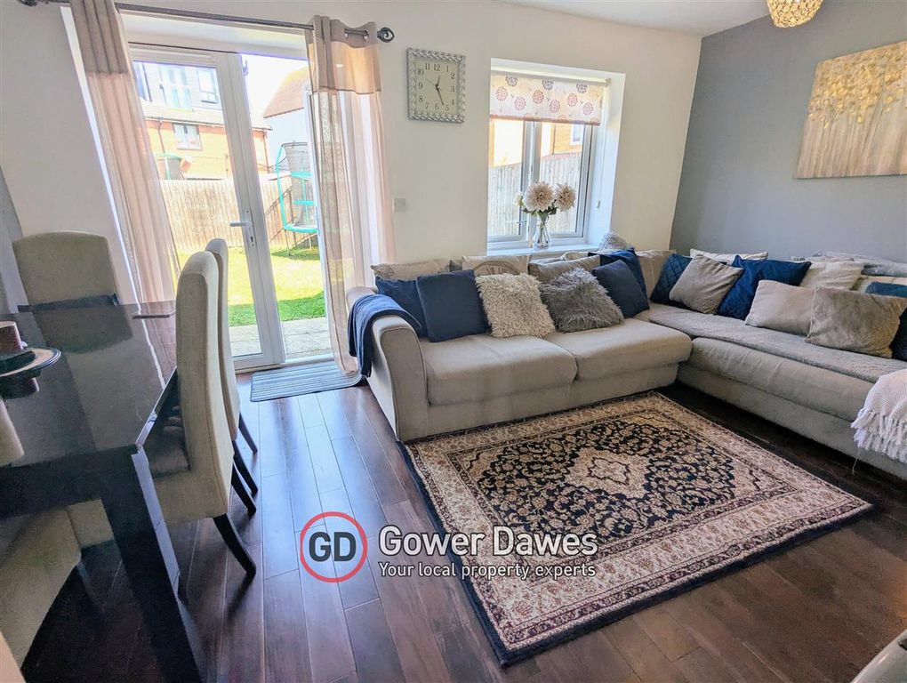 Property photo 3 of 18 Lounge