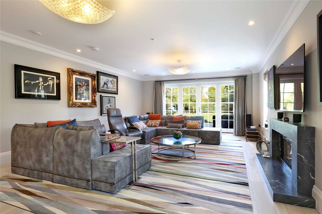 Property photo 3 of 18 Sitting Room