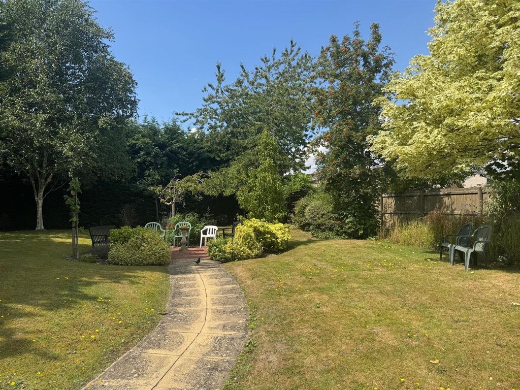 Property photo 2 of 11 Outside