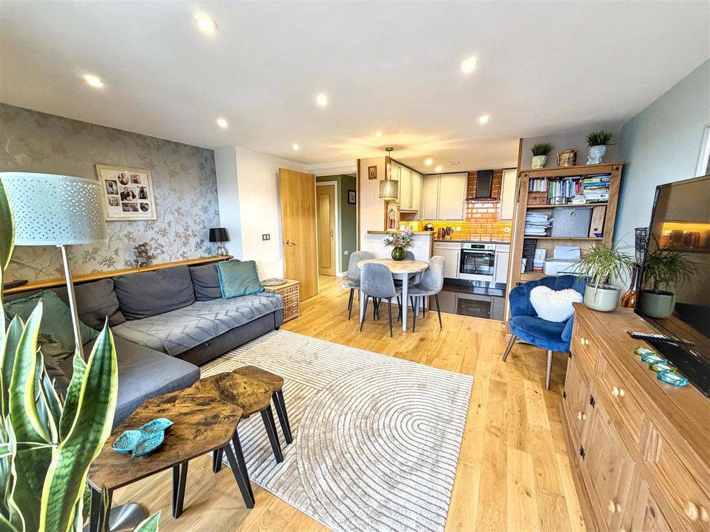 Property photo 3 of 10 Lounge