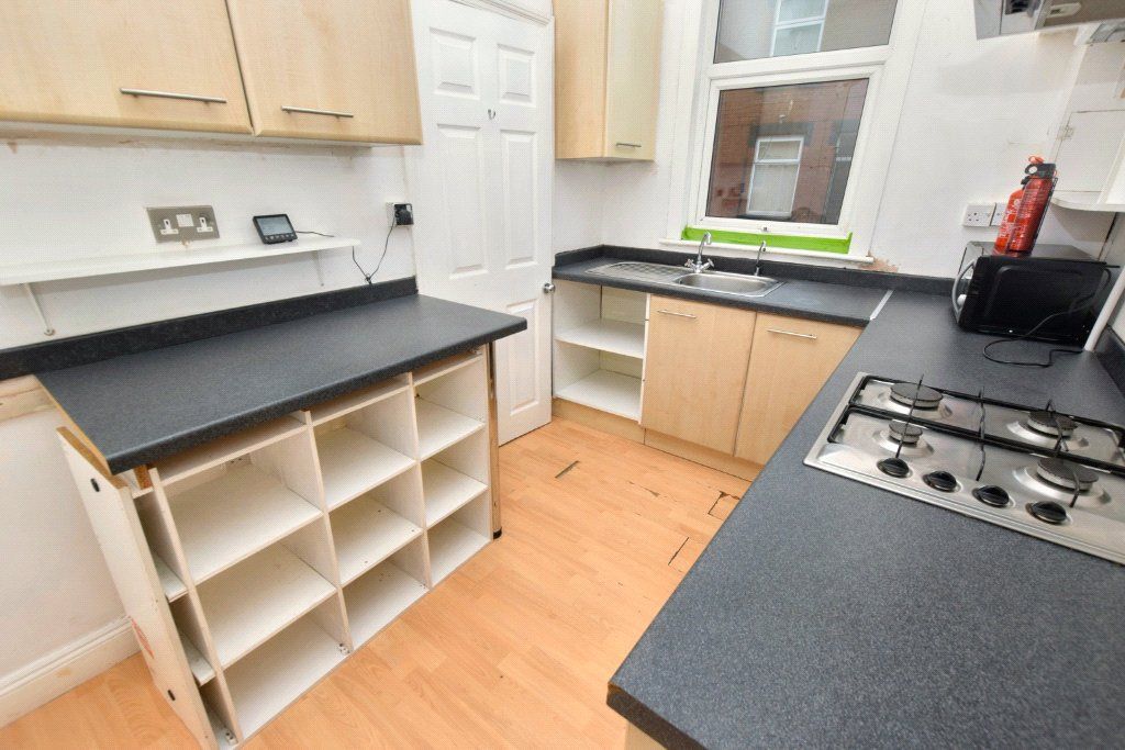 Property photo 3 of 10 Kitchen