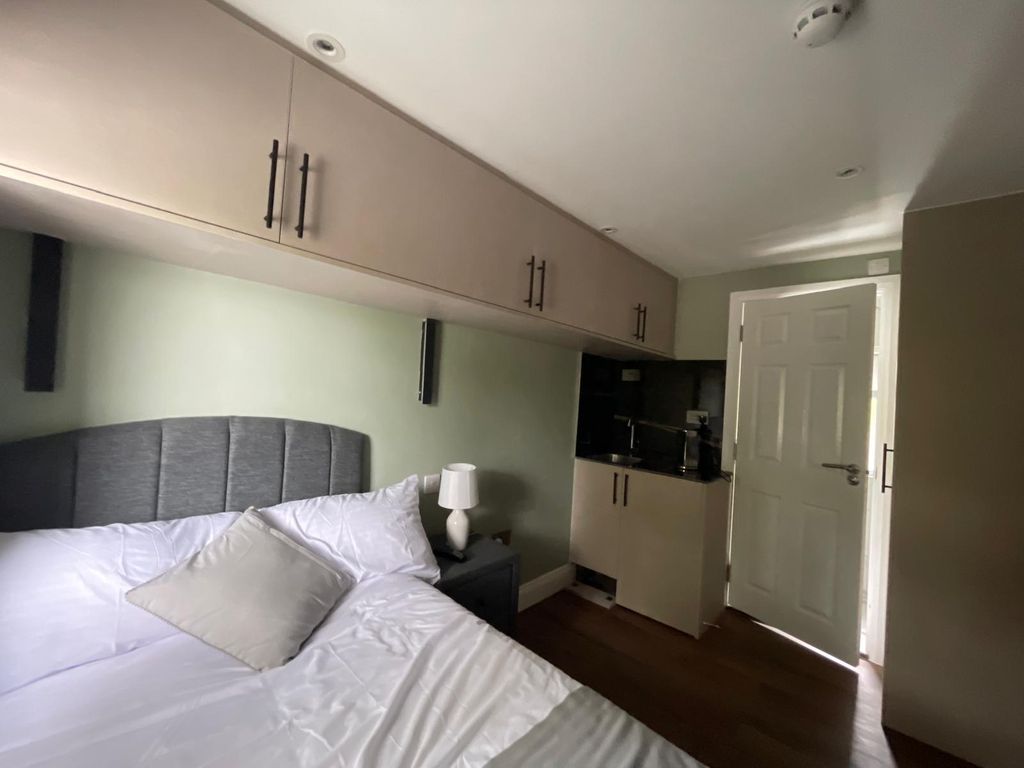 Property photo 1 of 3 Fully Furnished Ensuite Room To Rent | Allendale Avenue, Southall Ub1