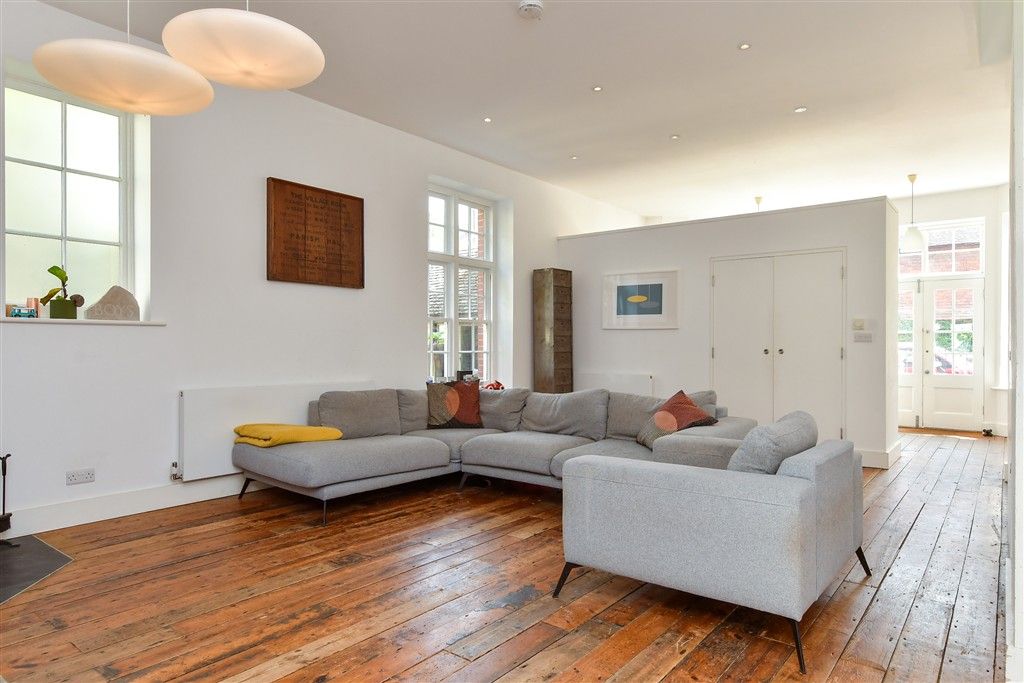 Property photo 3 of 16 Lounge