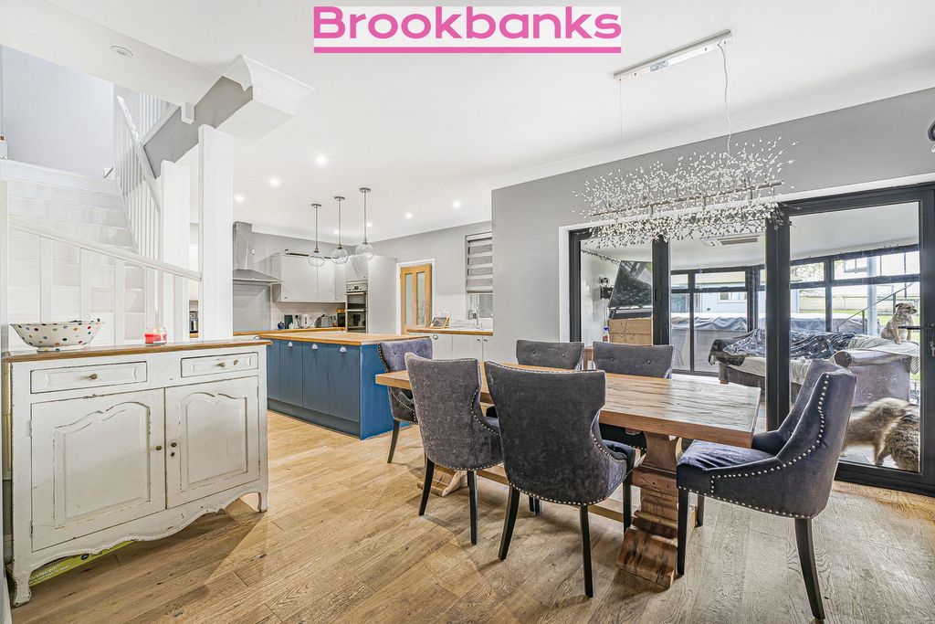 Property photo 1 of 32