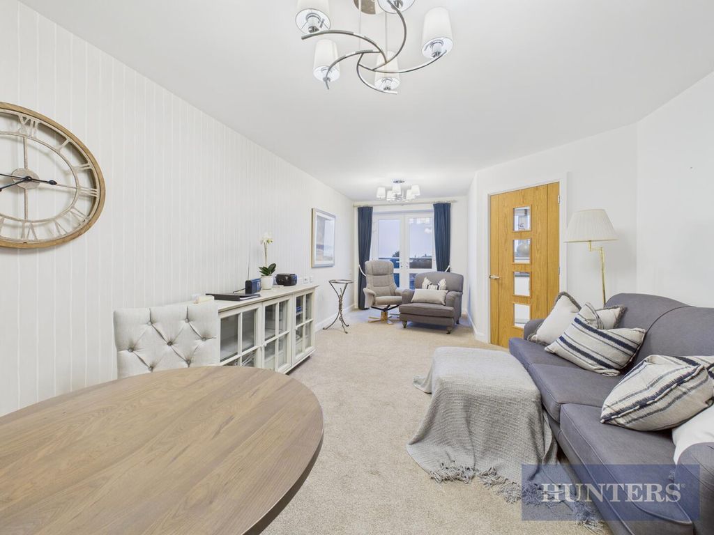 Property photo 3 of 17 Living Room