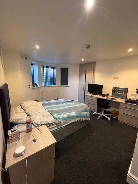 Property photo 2 of 18 Well-Presented Bedroom With A Comfortable Double B...