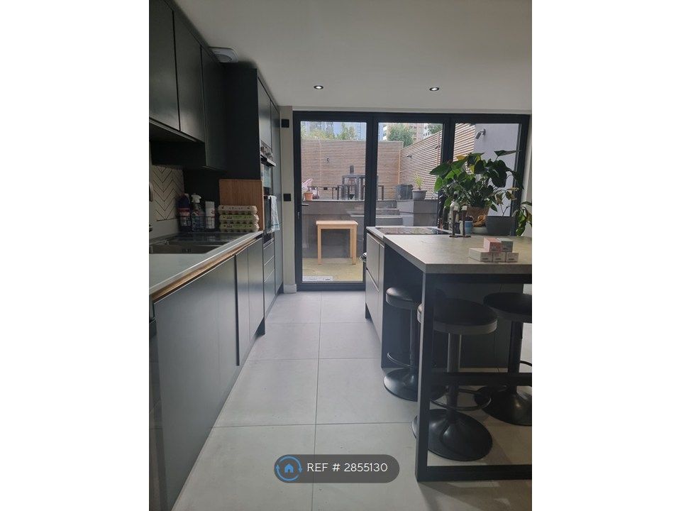 Property photo 3 of 11 Kitchen