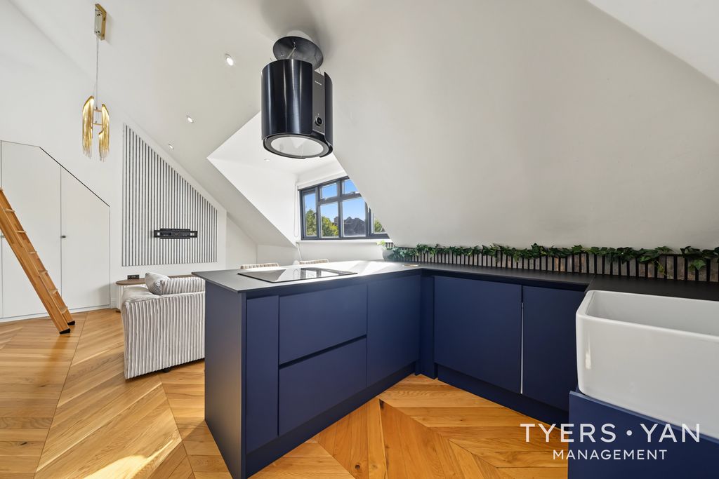 Property photo 3 of 18 Kitchen